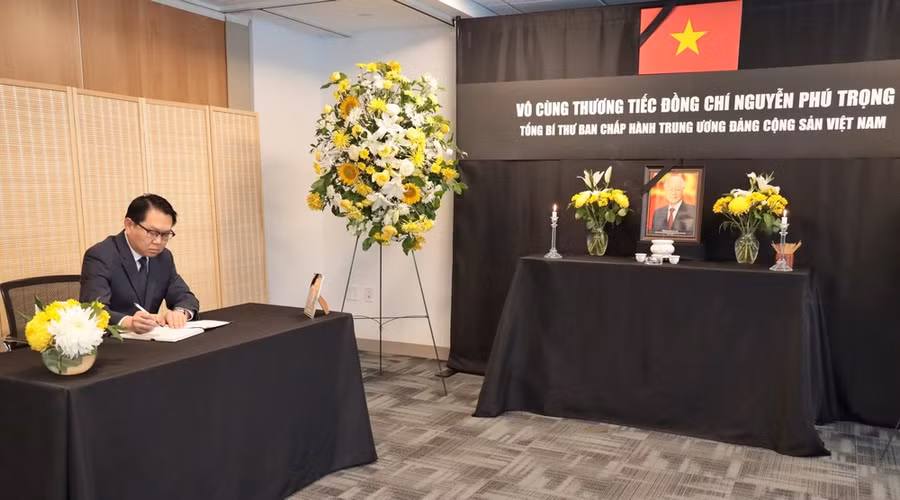 Đại sứ Anouparb Vongnorkeo, Trưởng Phái đoàn Thường trực Lào tại Liên hợp quốc, viết Sổ tang sau khi viếng Tổng Bí thư Nguyễn Phú Trọng tại Phái đoàn thường trực Việt Nam tại Liên hợp quốc ở New York (Mỹ). (Ảnh: Thanh Tuấn/TTXVN) Đại sứ Anouparb Vongnorkeo, Trưởng Phái đoàn Thường trực Lào tại Liên hợp quốc, viết Sổ tang sau khi viếng Tổng Bí thư Nguyễn Phú Trọng tại Phái đoàn thường trực Việt Nam tại Liên hợp quốc ở New York (Mỹ). (Ảnh: Thanh Tuấn/TTXVN)