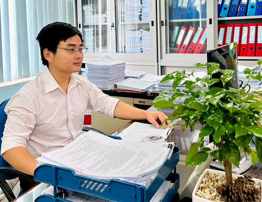 Anh Phạm Viết Hoàng cùng các cộng sự đã có sáng kiến “Chương trình kế hoạch-vật tư” giúp việc lập kế hoạch cung ứng vật tư thiết bị nhanh chóng, thuận lợi. Ảnh: H.D Anh Phạm Viết Hoàng cùng các cộng sự đã có sáng kiến “Chương trình kế hoạch-vật tư” giúp việc lập kế hoạch cung ứng vật tư thiết bị nhanh chóng, thuận lợi. Ảnh: H.D