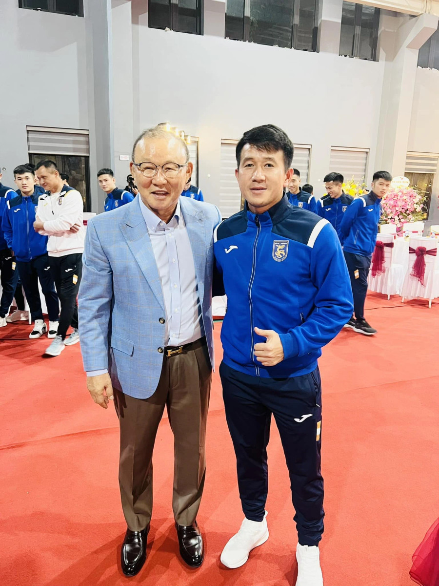 HLV Park Hang-seo (trái) và cựu đội trưởng SLNA Nguyễn Quang Tình