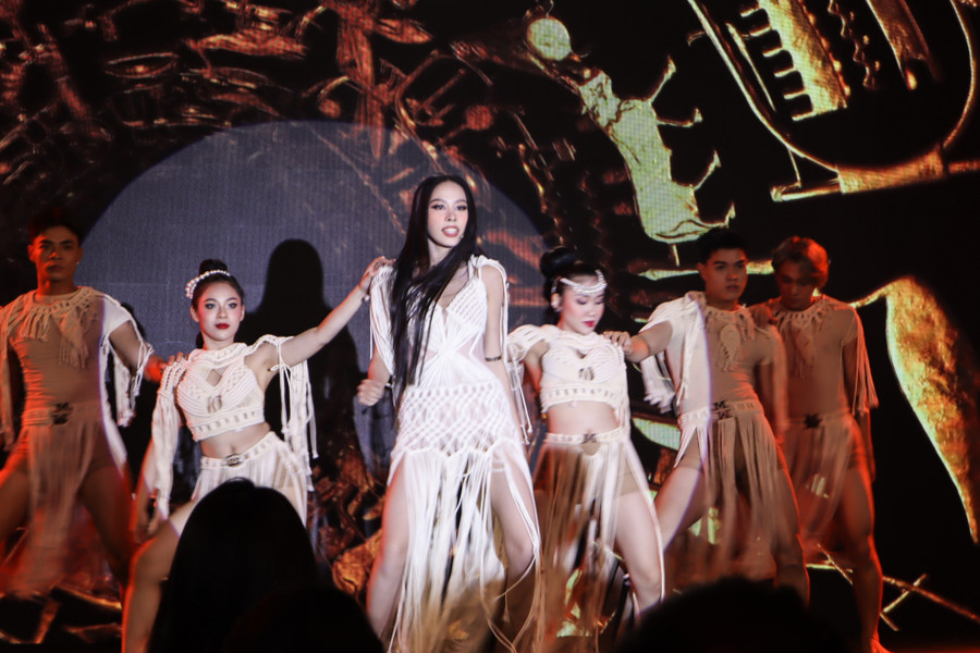 Á hậu 'ăn chay trường' khoe vũ đạo trên sân khấu - Ảnh 12. Mở màn chương trình, mỹ nhân 20 tuổi khiến mọi người phấn khích khi trình diễn ca khúc Destiny - một bản hit của Hồ Ngọc Hà. Bên cạnh việc gây ấn tượng bởi giọng hát hay, cô còn tự tin khoe vũ đạo nóng bỏng cùng với vũ đoàn. Ảnh: Minh Hy