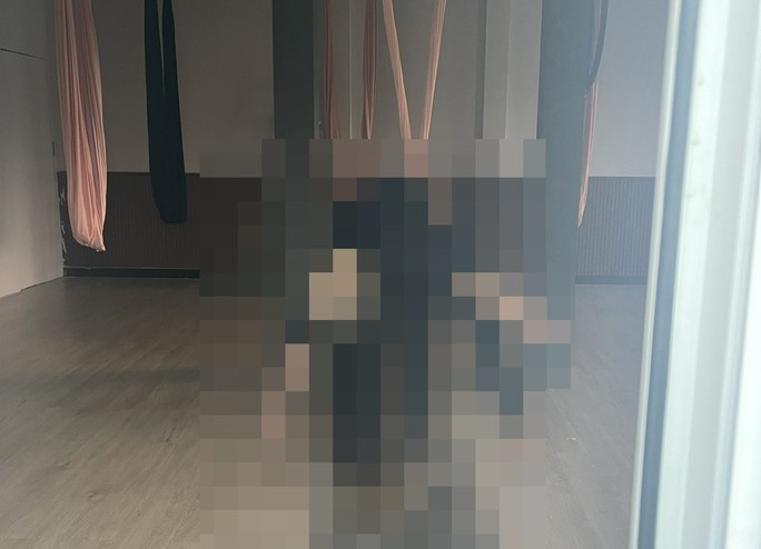 Thi thể chị H. được phát hiện trong phòng tập Yoga. Thi thể chị H. được phát hiện trong phòng tập Yoga.