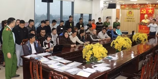 Các đối tượng trong đường dây bị bắt giữ. (Ảnh: Công an Nghệ An)