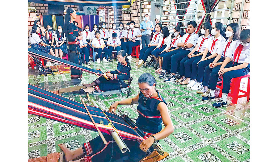 Học sinh thuộc Cụm thi đua số 3 (Hội đồng Đội TP. Pleiku) tham gia hoạt động trải nghiệm “Tìm hiểu bản sắc văn hóa dân tộc Tây Nguyên” tại làng Phung, xã Biển Hồ. Ảnh: M.T Học sinh thuộc Cụm thi đua số 3 (Hội đồng Đội TP. Pleiku) tham gia hoạt động trải nghiệm “Tìm hiểu bản sắc văn hóa dân tộc Tây Nguyên” tại làng Phung, xã Biển Hồ. Ảnh: M.T