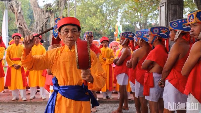 Các nghệ nhân làng Keo trình diễn chèo chải cạn.