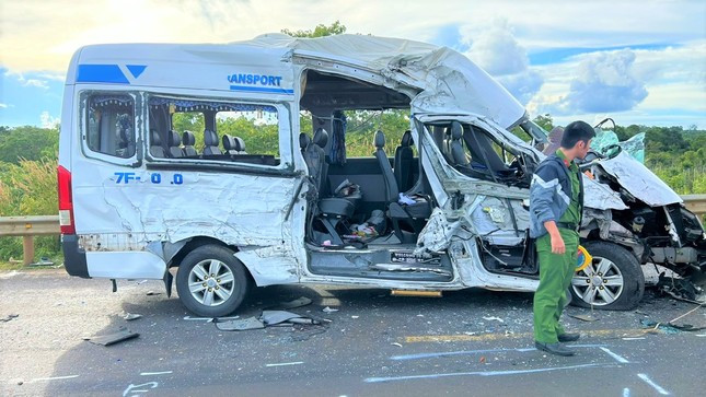 Chiếc xe khách chở đoàn từ Đắk Lắk đi Gia Lai bị gặp nạn Chiếc xe khách chở đoàn từ Đắk Lắk đi Gia Lai bị gặp nạn