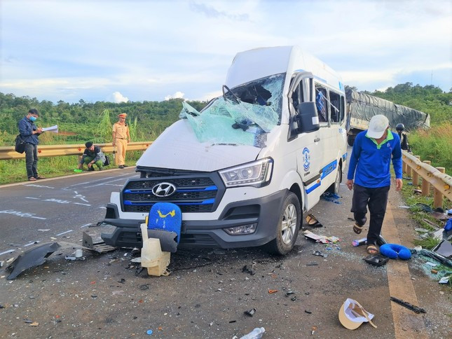 Chiếc xe khách bị biến dạng. Chiếc xe khách bị biến dạng.