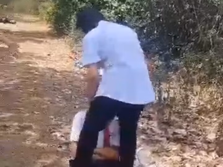 Nữ sinh lớp 7 bị đè xuống đất, đánh đập dã man. (Ảnh cắt từ clip)