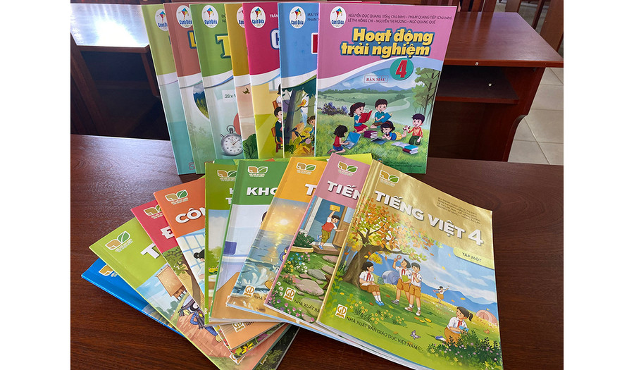 Sách giáo khoa mới lớp 4 được phát hành và đưa vào giảng dạy trong năm học 2023-2024. Ảnh: Hồng Thi Sách giáo khoa mới lớp 4 được phát hành và đưa vào giảng dạy trong năm học 2023-2024. Ảnh: Hồng Thi