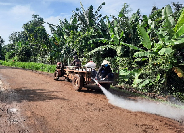 Phun thuốc khử trùng phòng chống dịch tả heo châu Phi ở H.Cư Mgar, Đắk Lắk. CHI CỤC CHĂN NUÔI - THÚ Y ĐẮK LẮK Phun thuốc khử trùng phòng chống dịch tả heo châu Phi ở H.Cư Mgar, Đắk Lắk. CHI CỤC CHĂN NUÔI - THÚ Y ĐẮK LẮK