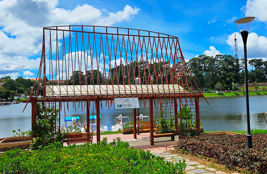 Vì sao “đắp chiếu” hệ thống nhạc nước trên hồ Xuân Hương? - Ảnh 7. Nhà nghỉ mát. Ảnh: GIA BÌNH