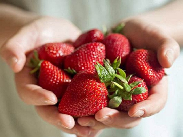 Dâu tây được chứng minh giúp giảm tích tụ mảng bám cholesterol trong máu, từ đó giảm nguy cơ đau tim, đột quỵ. Ảnh: SHUTTERSTOCK