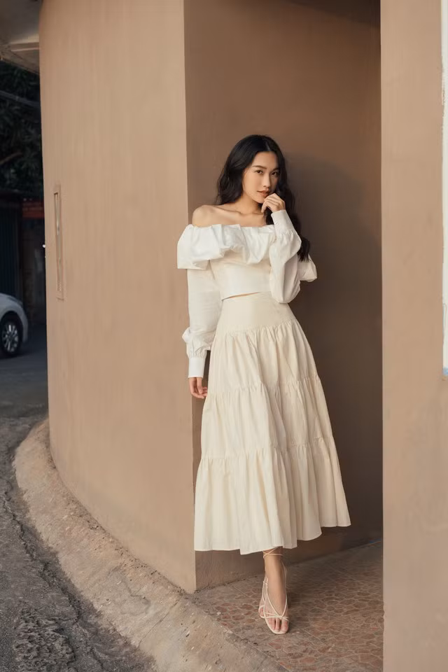 Chiếc xăng đan dây quyến rũ là món phụ kiện hoàn hảo cho chiếc đầm midi vai trần thanh lịch, quyến rũ