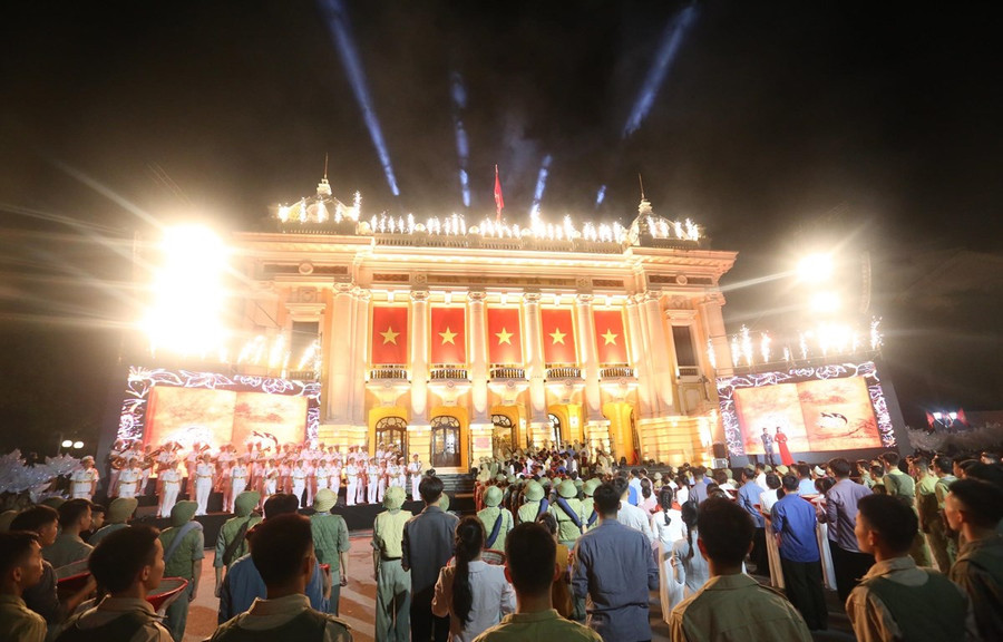 Chương trình tái hiện không khí Cách mạng tháng Tám năm 1945 thành công, biển người cùng tập trung trước Nhà hát Lớn Hà Nội nghe &quot;Tiến quân ca.&quot; (Ảnh: PV/Vietnam+)