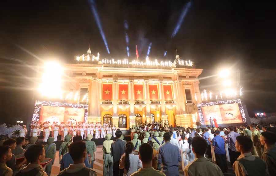 Chương trình tái hiện không khí Cách mạng tháng Tám năm 1945 thành công, biển người cùng tập trung trước Nhà hát Lớn Hà Nội nghe "Tiến quân ca." (Ảnh: PV/Vietnam+)
