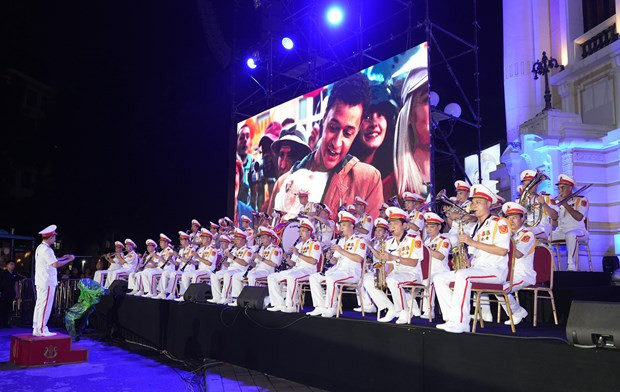 Dàn quân nhạc phía ngoài Nhà hát Lớn Hà Nội. (Ảnh: PV/Vietnam+)