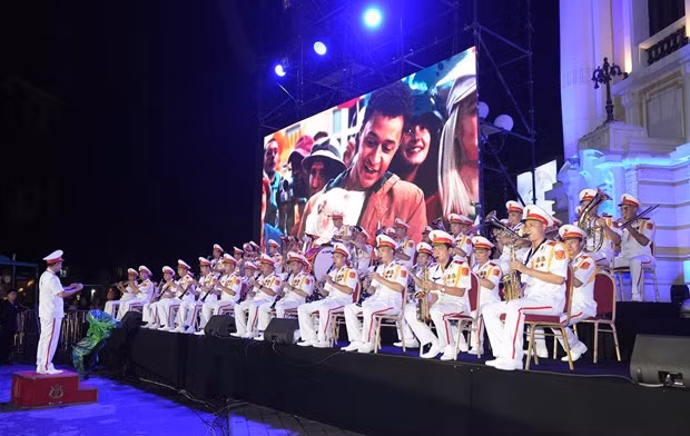 Dàn quân nhạc phía ngoài Nhà hát Lớn Hà Nội. (Ảnh: PV/Vietnam+)