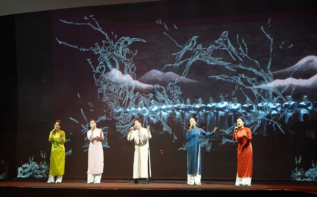 Phần biểu diễn của các ca sỹ Tùng Dương, Đào Tố Loan, Khánh Ngọc, Trang Bùi và Sèn Hoàng Mỹ Lam. (Ảnh: PV/Vietnam+)