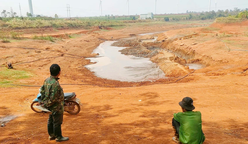 Nông dân thôn Ia Mua (xã Bàu Cạn, huyện Chư Prông, Gia Lai) bất lực nhìn hồ Bàu Nai cạn khô. Ảnh: LK