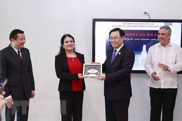Chủ tịch Quốc hội Vương Đình Huệ tặng quà lưu niệm cho Tập đoàn BioCubaFarma. (Ảnh: Doãn Tấn/TTXVN) Chủ tịch Quốc hội Vương Đình Huệ tặng quà lưu niệm cho Tập đoàn BioCubaFarma. (Ảnh: Doãn Tấn/TTXVN)