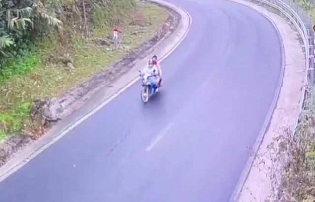 Lò Văn Ngân xin đi nhờ xe trước khi gây án. Ảnh: Công an cung cấp Lò Văn Ngân xin đi nhờ xe trước khi gây án. Ảnh: Công an cung cấp