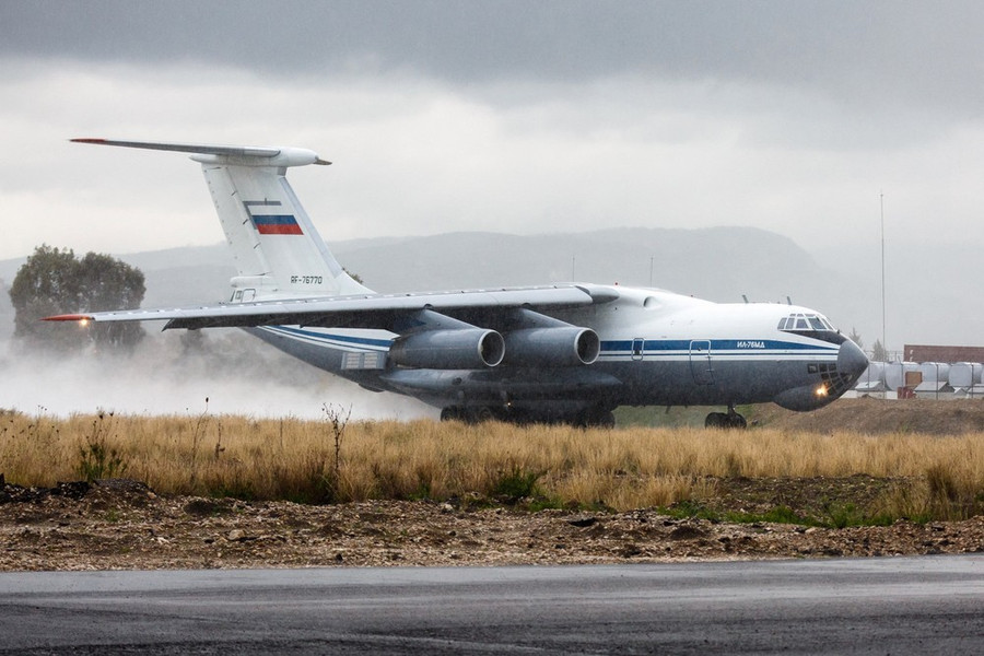 Máy bay vận tải Ilyushin IL-76 của Nga. (Ảnh: AFP/TTXVN) Máy bay vận tải Ilyushin IL-76 của Nga. (Ảnh: AFP/TTXVN)