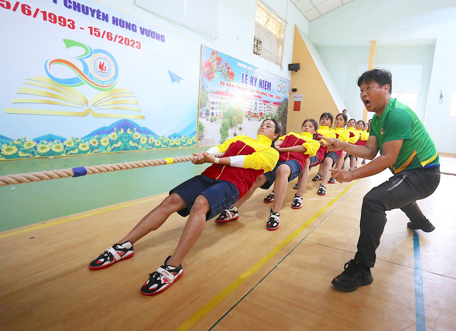 Thầy Nguyễn Trường Phong luôn sát cánh cùng đội tuyển học sinh của trường trong các giải thể thao. Ảnh: L.V.N
