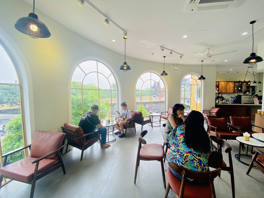 Quán có nhiều cửa sổ nên ban ngày luôn tràn ngập ánh sáng tự nhiên. Lối kiến trúc đơn giản với tông màu chủ đạo nâu trắng, đem đến cảm giác gần gũi, thoải mái. Quán khá đông khách ngay từ những ngày đầu mở cửa. Quán có nhiều cửa sổ nên ban ngày luôn tràn ngập ánh sáng tự nhiên. Lối kiến trúc đơn giản với tông màu chủ đạo nâu trắng, đem đến cảm giác gần gũi, thoải mái. Quán khá đông khách ngay từ những ngày đầu mở cửa.