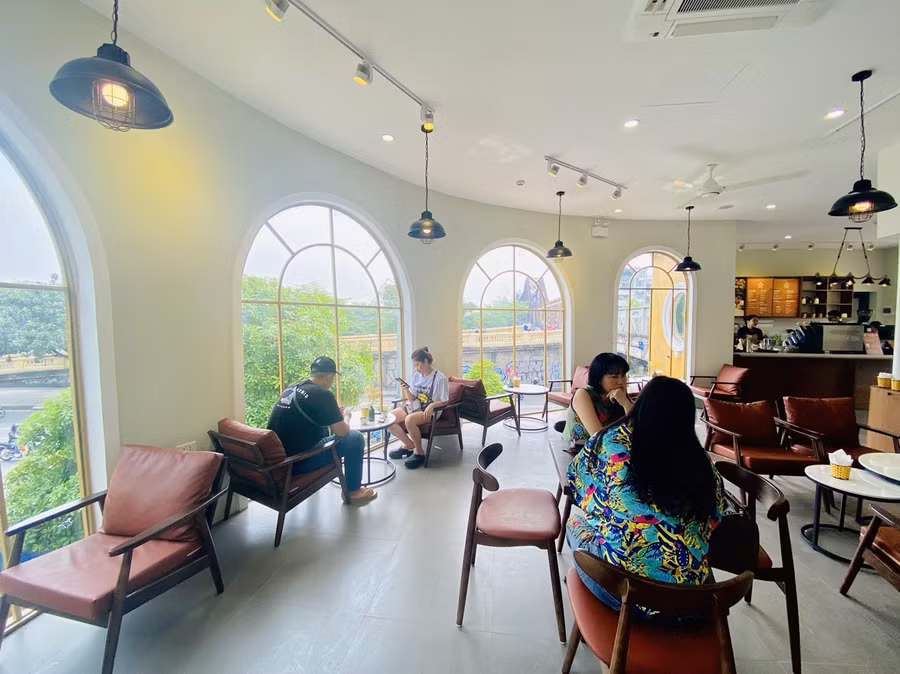 Quán có nhiều cửa sổ nên ban ngày luôn tràn ngập ánh sáng tự nhiên. Lối kiến trúc đơn giản với tông màu chủ đạo nâu trắng, đem đến cảm giác gần gũi, thoải mái. Quán khá đông khách ngay từ những ngày đầu mở cửa.