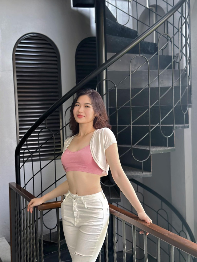 Trước đó, người đẹp sinh năm 2004 từng trải qua quá trình giảm hơn 7kg trong vòng 2 tháng để tự tin hơn. Cô nói ngoài trí tuệ tốt, vẻ ngoài cũng là một lợi thế lớn cho phái đẹp. Trong loạt ảnh được chia sẻ, Lê Khắc Anna sở hữu vóc dáng thon thả. Nữ thí sinh có những khoảnh khắc diện áo ngắn khoe eo thon khiến nhiều người xuýt xoa. Ảnh: FBNV Trước đó, người đẹp sinh năm 2004 từng trải qua quá trình giảm hơn 7kg trong vòng 2 tháng để tự tin hơn. Cô nói ngoài trí tuệ tốt, vẻ ngoài cũng là một lợi thế lớn cho phái đẹp. Trong loạt ảnh được chia sẻ, Lê Khắc Anna sở hữu vóc dáng thon thả. Nữ thí sinh có những khoảnh khắc diện áo ngắn khoe eo thon khiến nhiều người xuýt xoa. Ảnh: FBNV