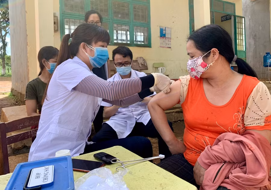 Người dân khi bị chó, mèo nghi dại cắn cần nhanh chóng tiêm vắc xin để phòng bệnh dại. Ảnh: Như Nguyện