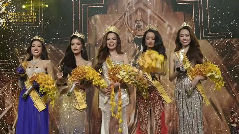 Hoa hậu Lê Hoàng Phương và các Á hậu. Hoa hậu Lê Hoàng Phương và các Á hậu.