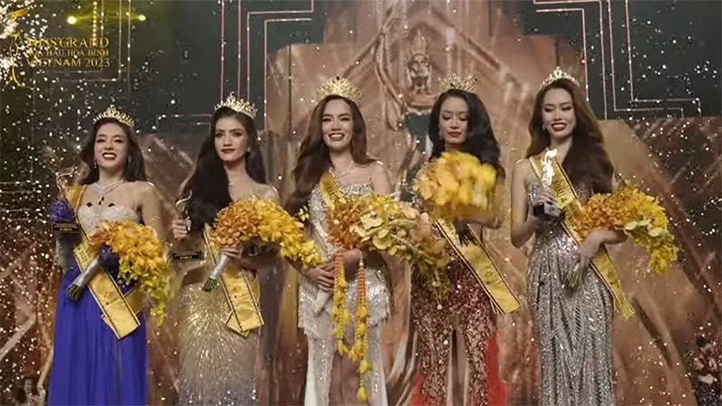 Hoa hậu Lê Hoàng Phương và các Á hậu.