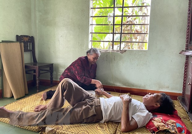 Hiện nay, dù tuổi đã cao nhưng bà vẫn giúp đỡ khám bệnh cho người dân. (Ảnh: Thanh Thủy/TTXVN)