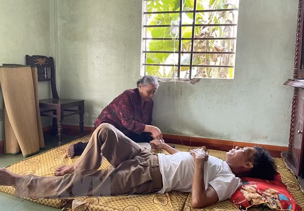 Hiện nay, dù tuổi đã cao nhưng bà vẫn giúp đỡ khám bệnh cho người dân. (Ảnh: Thanh Thủy/TTXVN)