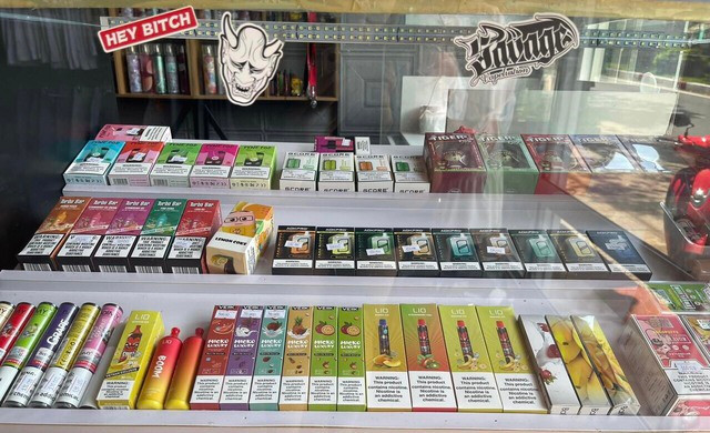 Số thuốc lá, thuốc lá điện tử có chứa chất ma túy bị công an thu giữ. Ảnh: CÔNG AN ĐẮK NÔNG Số thuốc lá, thuốc lá điện tử có chứa chất ma túy bị công an thu giữ. Ảnh: CÔNG AN ĐẮK NÔNG