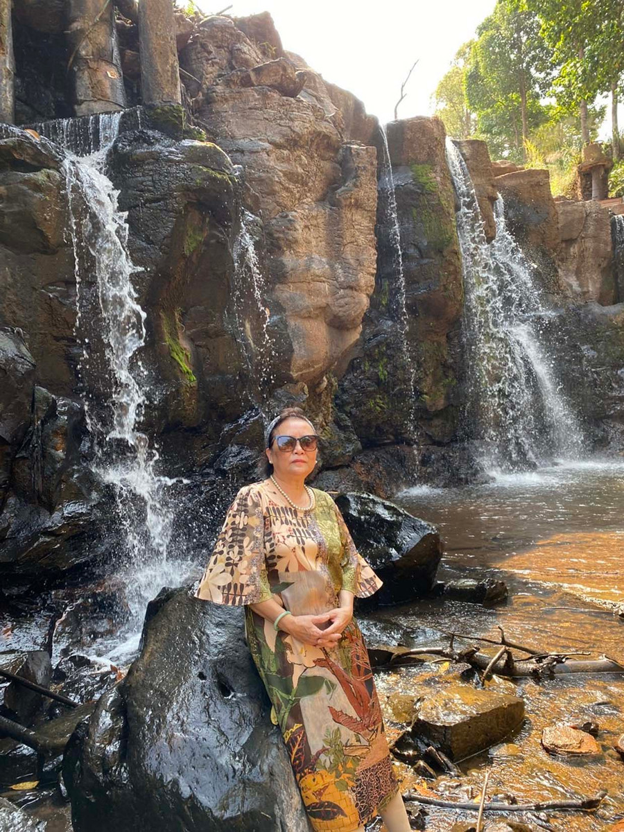 Người dân chụp hình lưu niệm tại thác Shalom. Ảnh: T.A Người dân chụp hình lưu niệm tại thác Shalom. Ảnh: T.A