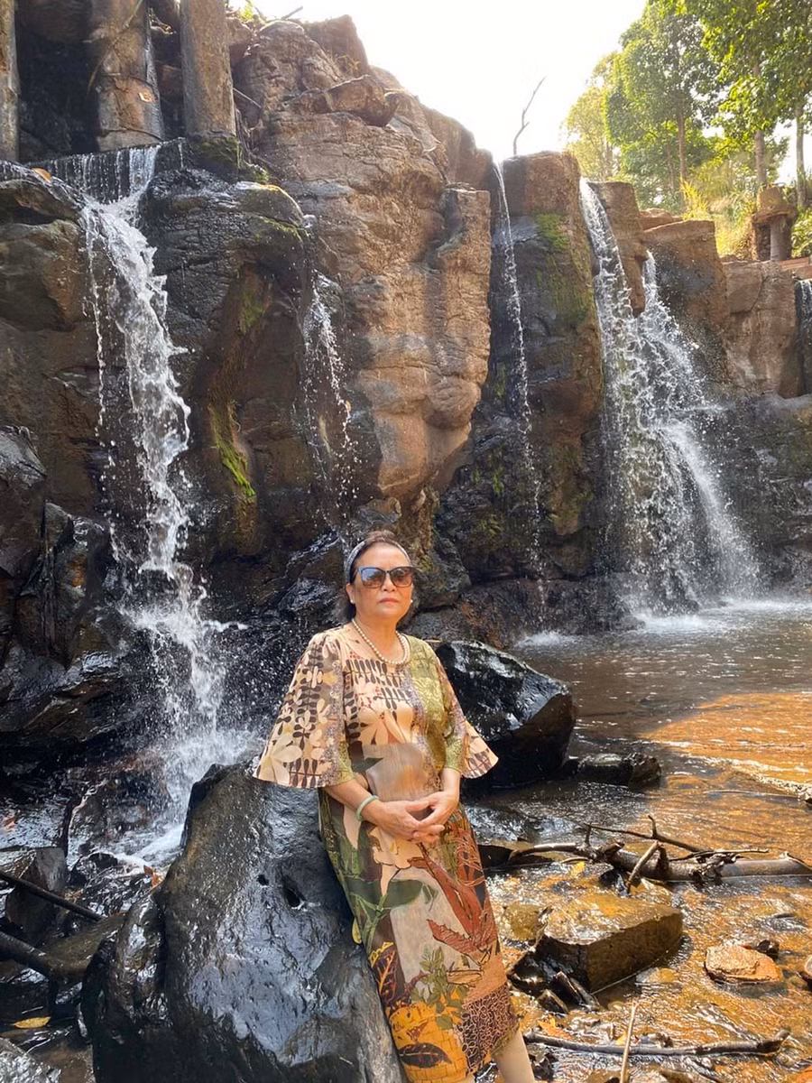 Người dân chụp hình lưu niệm tại thác Shalom. Ảnh: T.A