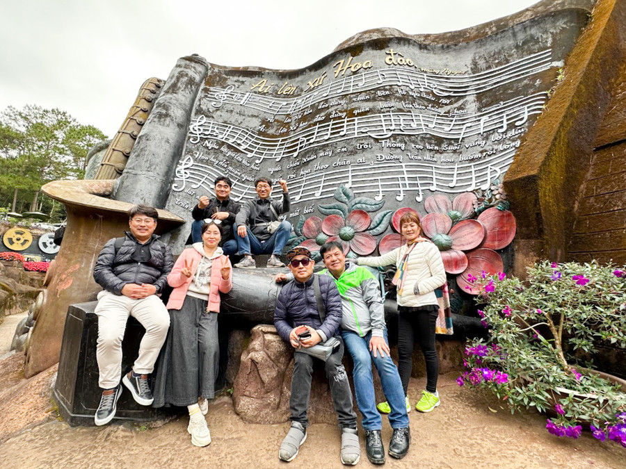 Khi đến Đà Lạt và trải nghiệm kỳ nghỉ, bạn bè của Tom Kim thường đến những điểm du lịch văn hóa và nổi tiếng ở đây Khi đến Đà Lạt và trải nghiệm kỳ nghỉ, bạn bè của Tom Kim thường đến những điểm du lịch văn hóa và nổi tiếng ở đây