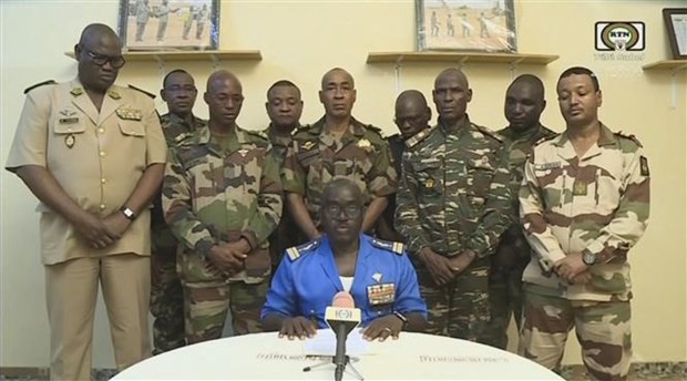 Đại tá Amadou Abdramane (ngồi), Người Phát ngôn của Hội đồng Quốc gia Bảo vệ Tổ quốc (CNSP) tại Niger, tuyên bố đảo chính trên truyền hình quốc gia ngày 26/7. (Ảnh: AFP/TTXVN) Đại tá Amadou Abdramane (ngồi), Người Phát ngôn của Hội đồng Quốc gia Bảo vệ Tổ quốc (CNSP) tại Niger, tuyên bố đảo chính trên truyền hình quốc gia ngày 26/7. (Ảnh: AFP/TTXVN)