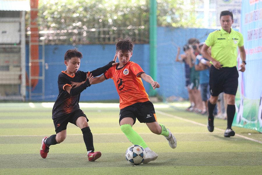 Phong trào bóng đá học đường đang phát triển mạnh mẽ tại TP. Pleiku. Ảnh Văn Ngọc