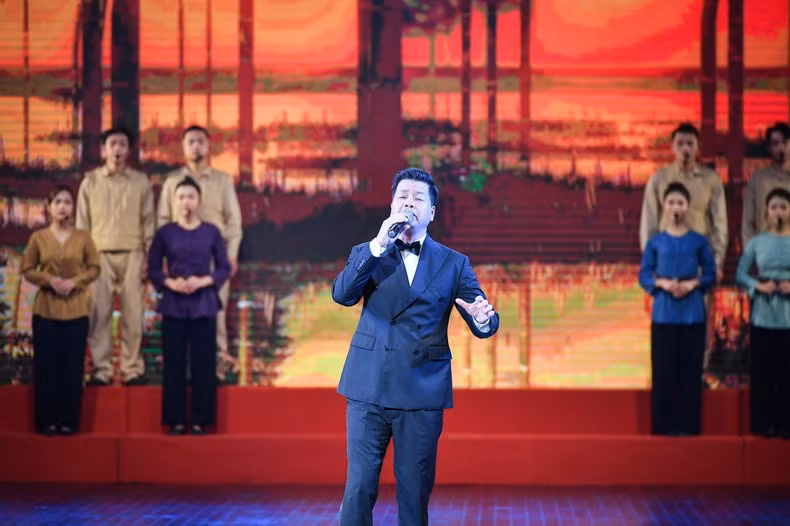 NSƯT Đăng Dương biểu diễn ca khúc Du kích sông Thao của nhạc sĩ Đỗ Nhuận tại Sao Độc lập năm 2023. (Ảnh: THÀNH ĐẠT)