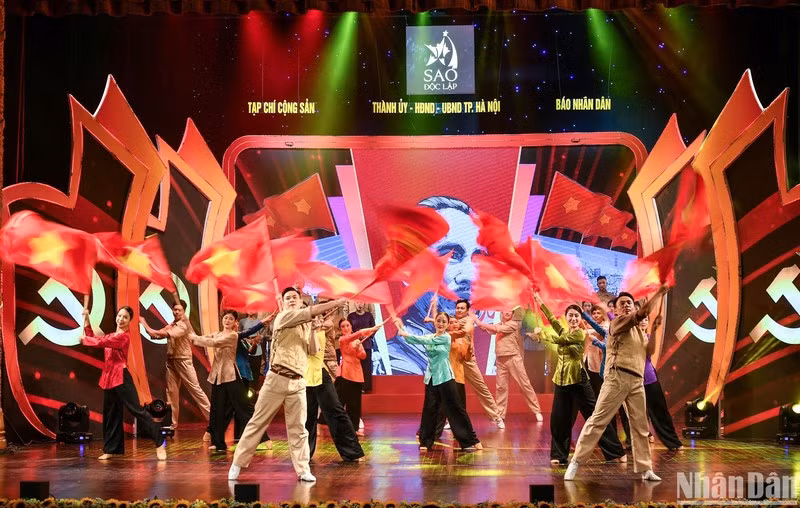 Ca khúc Giải phóng Điện Biên do các ca sĩ Đông Hùng, Đinh Quang Đạt, Đức Trung, Đức Thọ cùng tập thể múa biểu diễn tại Sao Độc lập 2023. (Ảnh: THÀNH ĐẠT)