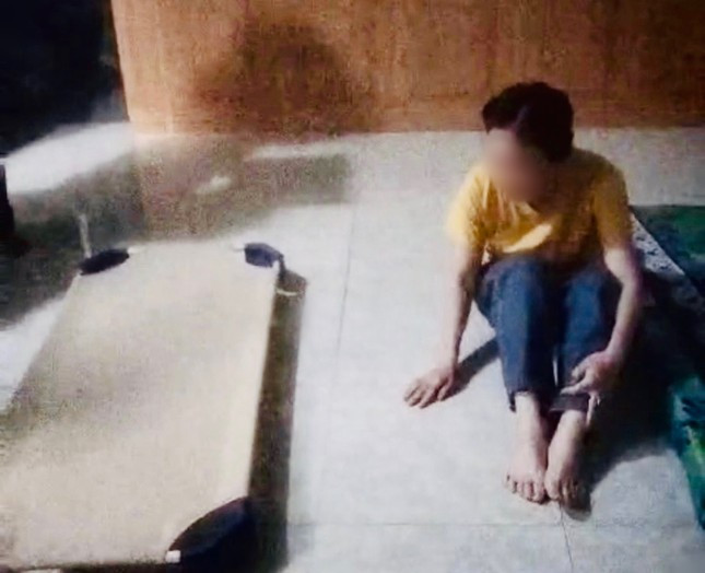 Bà D.P.L. diễn lại hiện trường khi xảy ra vụ việc. Ảnh: Công an cung cấp