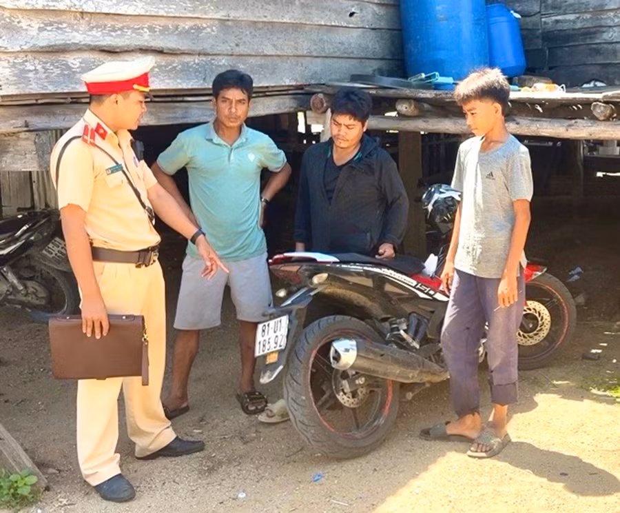 Tuyên truyền người dân chấp hành tốt các quy định về an toàn giao thông là một trong những giải pháp nhằm kéo giảm tai nạn giao thông. Ảnh: Minh Phương