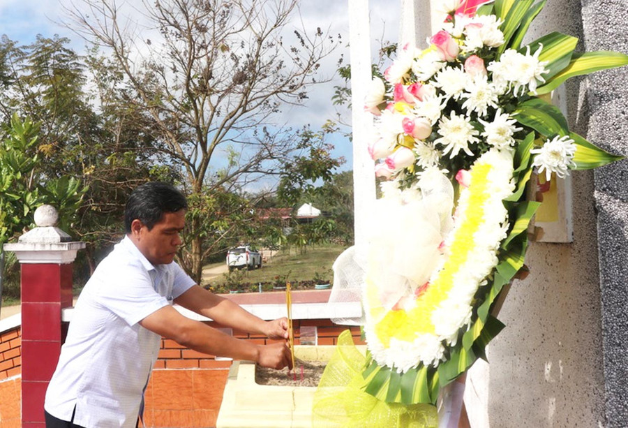 Ủy viên Ban Chấp hành Trung ương Đảng, Bí thư Tỉnh ủy, Chủ tịch HĐND tỉnh Gia Lai Hồ Văn Niên dâng hương tại Đền tưởng niệm liệt sĩ Tú Thủy (xã Tú An, thị xã An Khê). Ảnh: Ngọc Minh Ủy viên Ban Chấp hành Trung ương Đảng, Bí thư Tỉnh ủy, Chủ tịch HĐND tỉnh Gia Lai Hồ Văn Niên dâng hương tại Đền tưởng niệm liệt sĩ Tú Thủy (xã Tú An, thị xã An Khê). Ảnh: Ngọc Minh