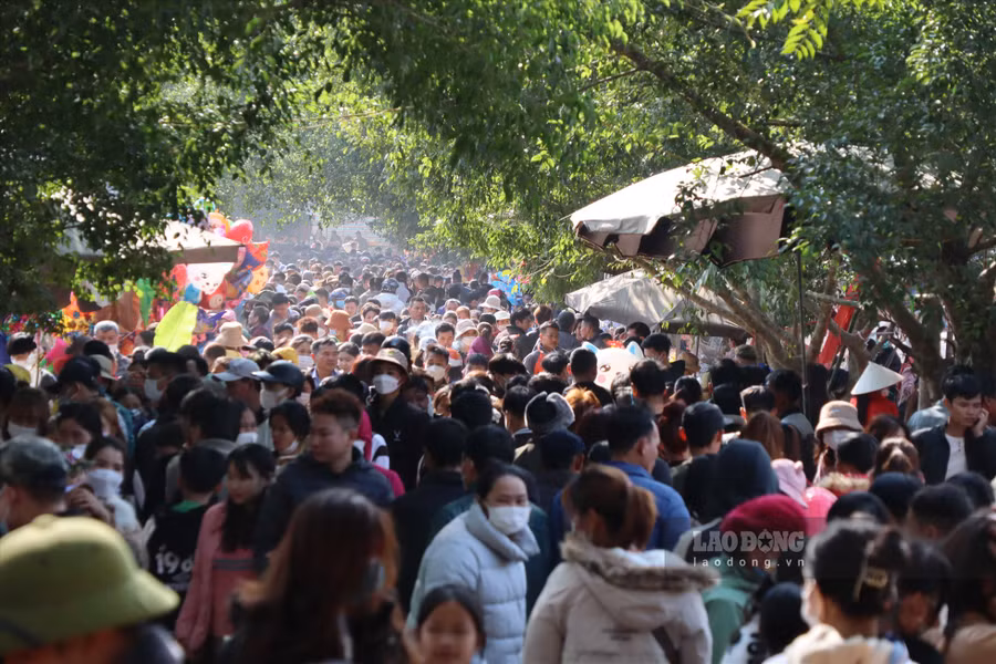 Du khách thập phương đến tham dự, tham quan và cầu may đầu năm ở lễ hội đình Cối. Ảnh: Trần Trọng Du khách thập phương đến tham dự, tham quan và cầu may đầu năm ở lễ hội đình Cối. Ảnh: Trần Trọng