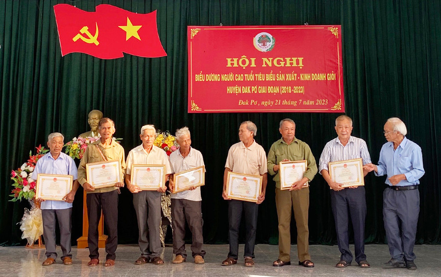 Người cao tuổi làm kinh tế giỏi được trao tặng giấy khen của Chủ tịch UBND huyện Đak Pơ. Ảnh:Tuyết Mai