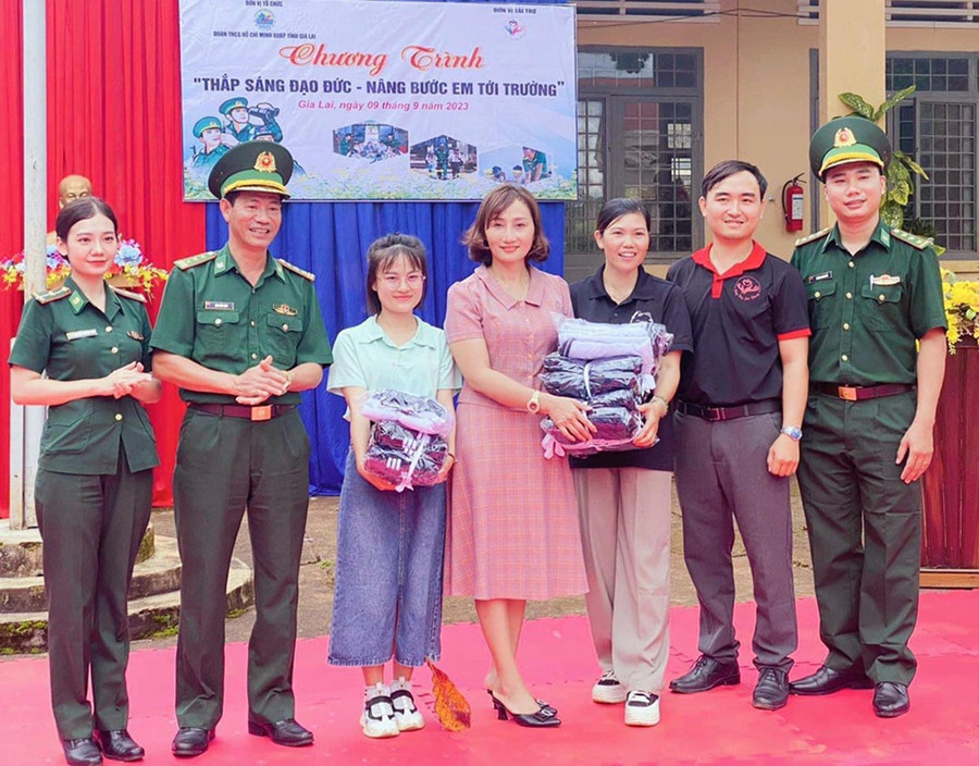 Chị Phạm Thị Phương Thanh trong một chuyến thăm, tặng quà học sinh vùng khó năm 2023. (ảnh nhân vật cung cấp) Chị Phạm Thị Phương Thanh trong một chuyến thăm, tặng quà học sinh vùng khó năm 2023. (ảnh nhân vật cung cấp)