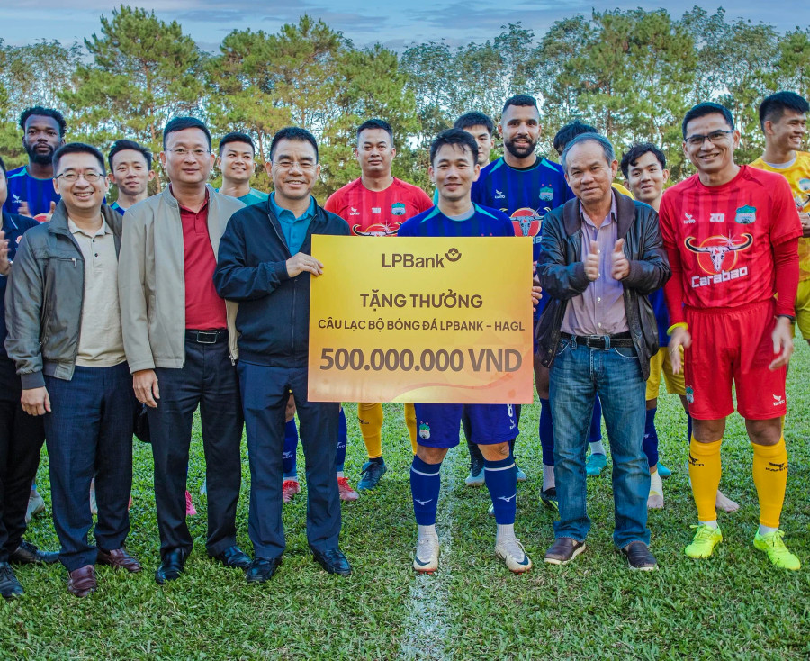 Đoàn lãnh đạo LPBank đến thăm và động viên đội HAGL ngày 19.11. Ảnh: CLB HAGL Đoàn lãnh đạo LPBank đến thăm và động viên đội HAGL ngày 19.11. Ảnh: CLB HAGL