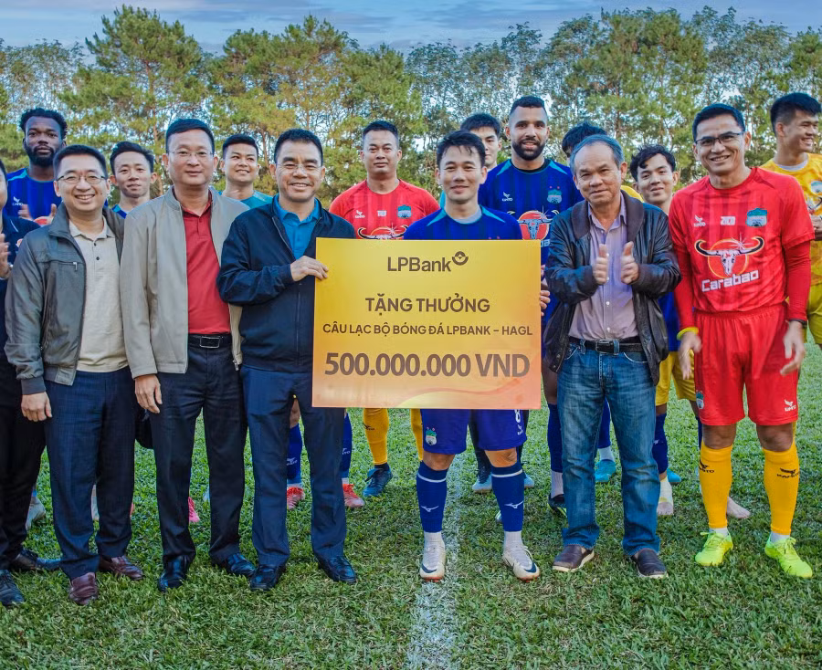 Đoàn lãnh đạo LPBank đến thăm và động viên đội HAGL ngày 19.11. Ảnh: CLB HAGL